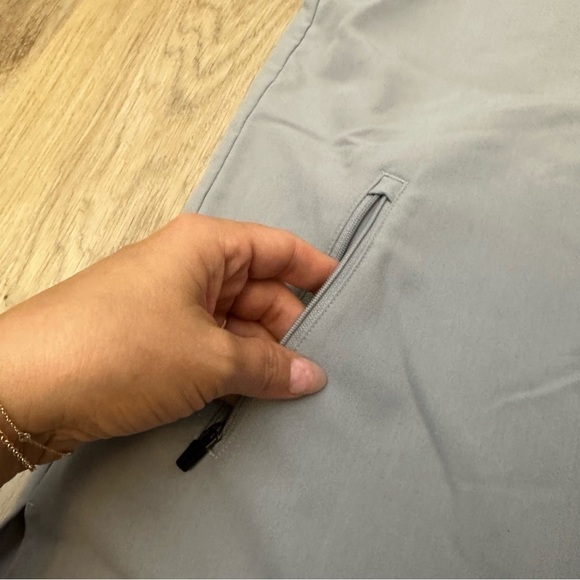 Figs Gray Limbe Pintuck Button Down Scrubs with Zipper Pockets size M - Picture 5 of 6